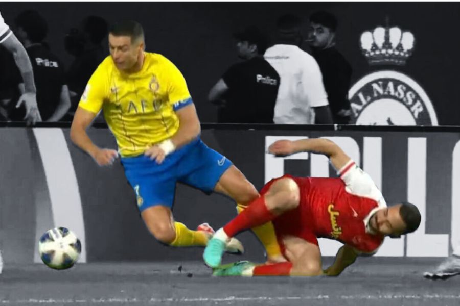 Proses hadiah penalti yang diberikan wasit untuk Al Nassr. Ronaldo menolak hadiah penalti yang diberikan karena tidak ada kontak fisik. Foto:SMH
