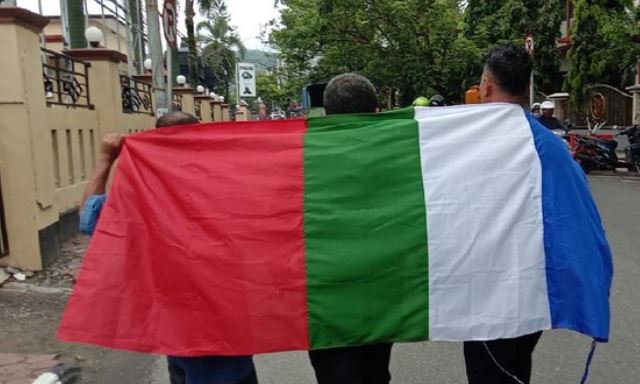 Warna bendera kelompok RMS yang dikibarkan aktivis RMS di depan Sekolah Indonesia di Belanda sesaat setelah upacara hari kemerdekaan RI pada Rabu (17/8/2022). FOTO:Tangkapan Layar CNN Indonesia/Said