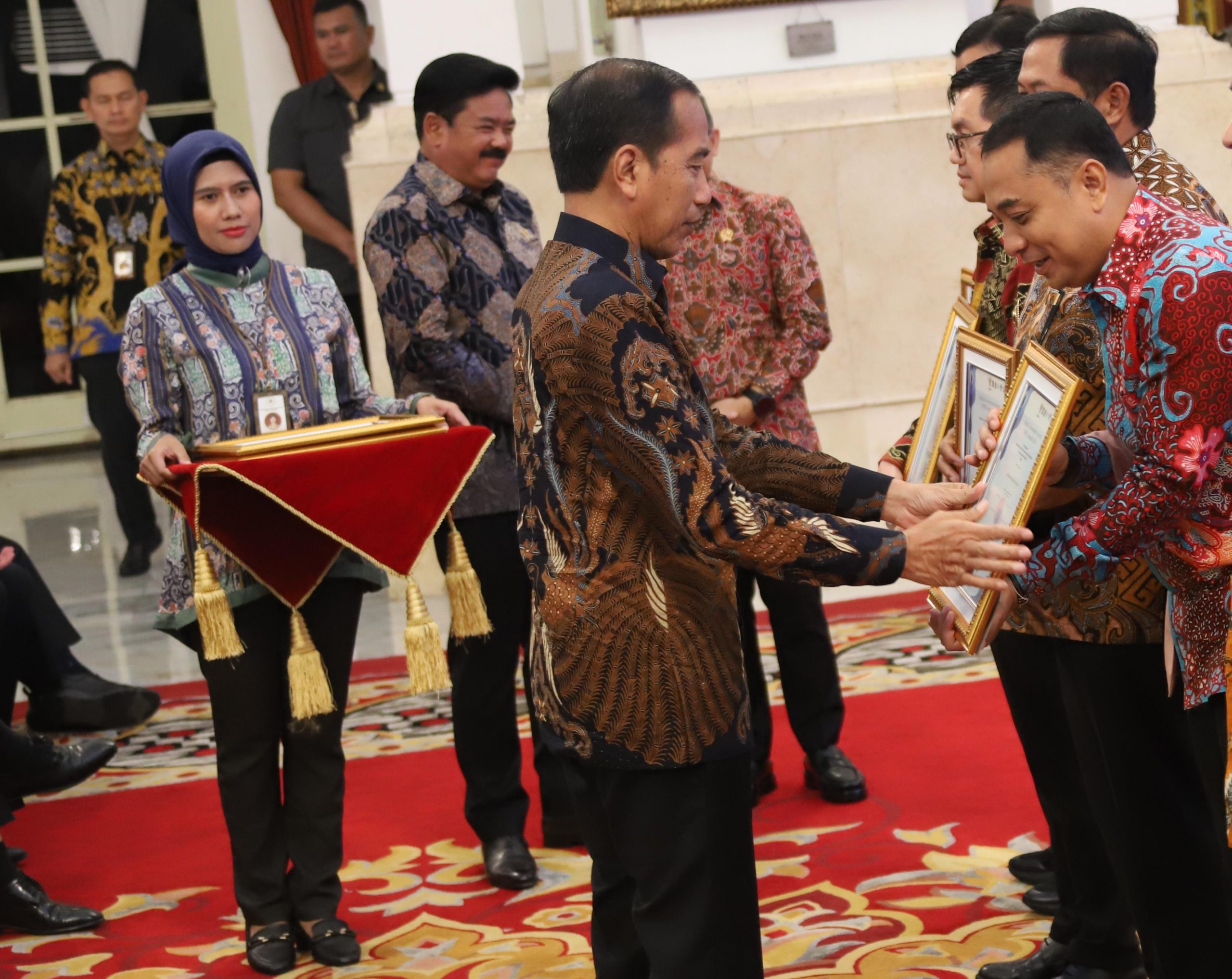 Presiden Joko Widodo menyerahkan penghargaan Sistem Pemerintahan Berbasis Elektronik (SPBE) terbaik se-Indonesia kepada Wali Kota Surabaya Eri Cahyadi di Istana Negara, Senin (27/5/2024) lalu. FOTO: Dok. Pemkot Surabaya