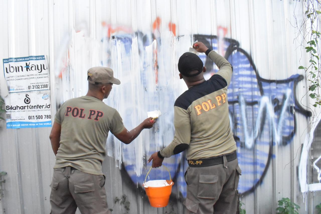 Satpol PP Hapus Vandalisme 6