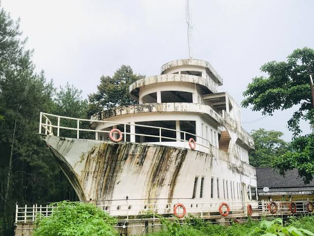Masjid Kapal Pesiar Ar Rahman Mojokerto.