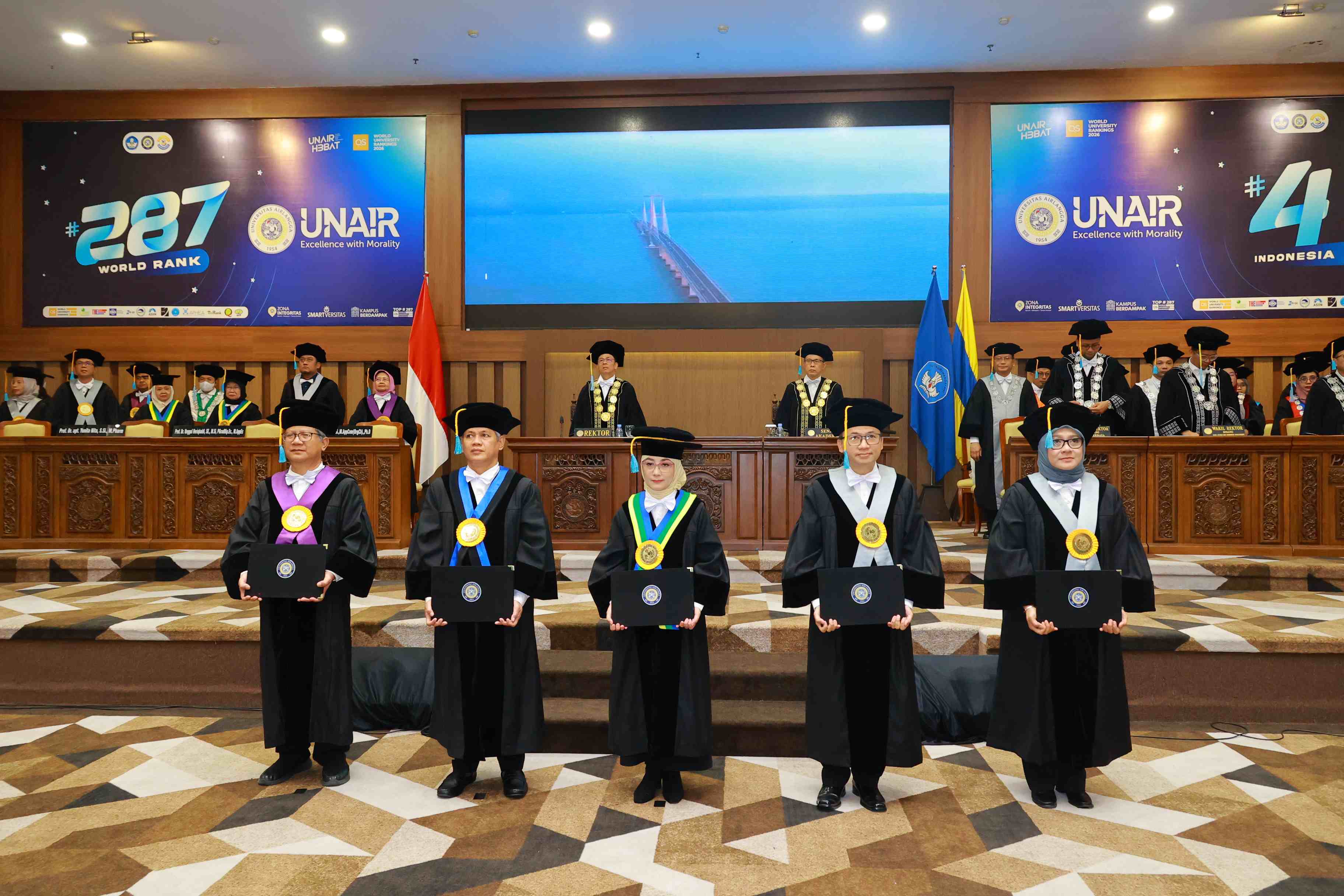 Kelima guru besar yang resmi dikukuhkan harii ini Guru besar Unair