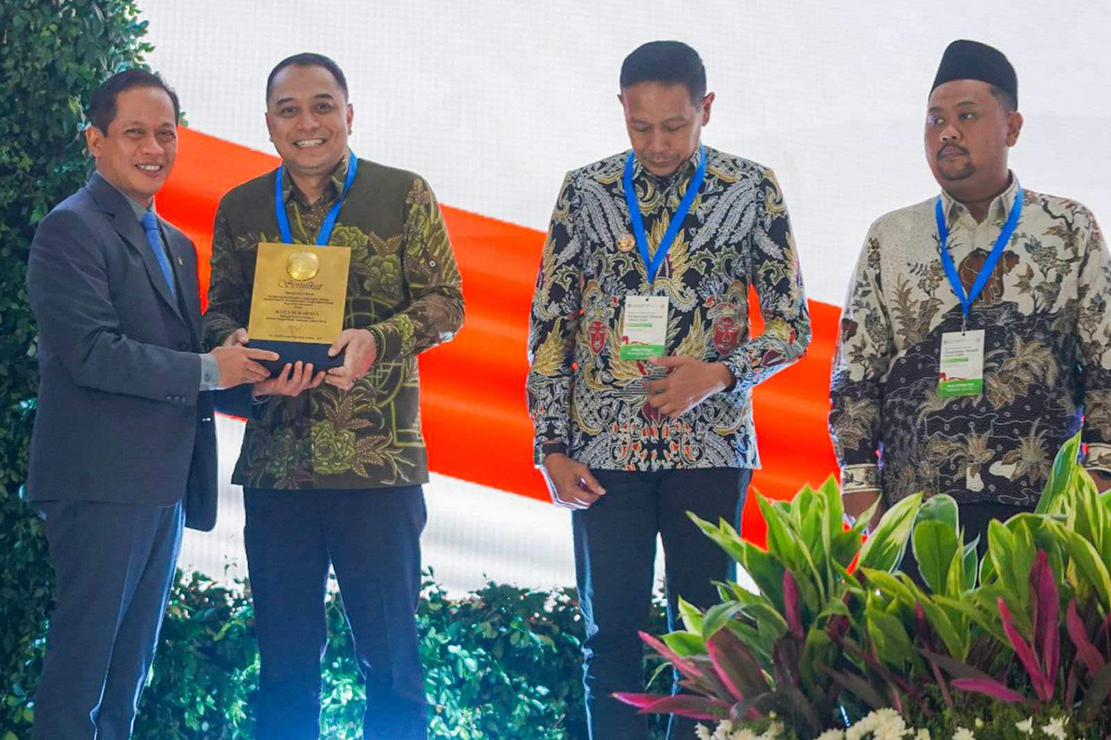 Kota Terbaik I dalam Pengelolaan Sampah dengan predikat Sertifikat Menuju Kota Bersih (1) Kota terbaik pengelolaan sampah