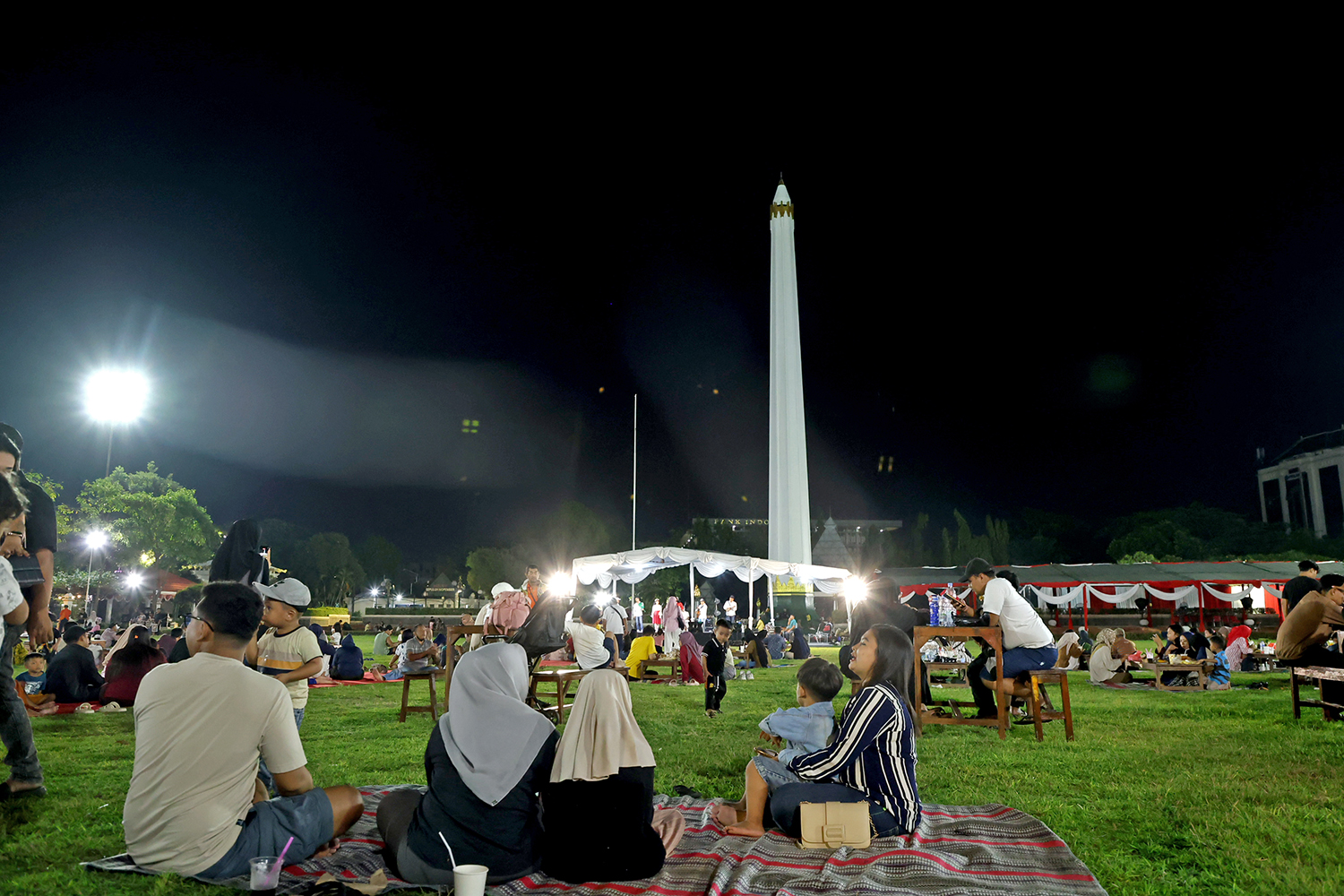 dok. ngabuburit di Tugu Pahlawan (2) Ngabuburit di Tugu Pahlawan