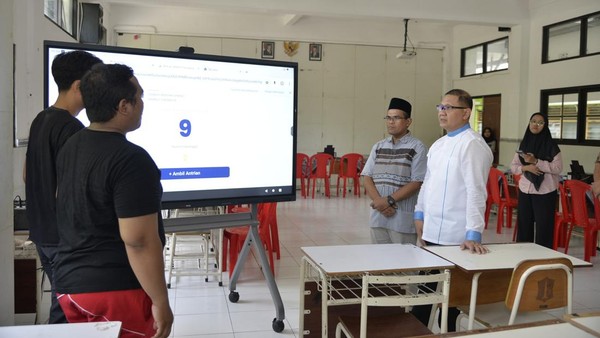 kepala-dinas-pendidikan-jatim-aries-agung-paewai-meninjau-kesiapan-spmb-1780022189124_169 PIN SPMB