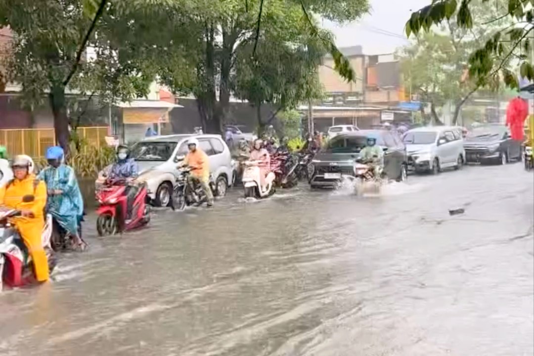 Dok. Kondisi Jl Raya Sukomanunggal Pukul 08.00 WIB (1) Surabaya Diguyur Hujan Deras saat Kemarau