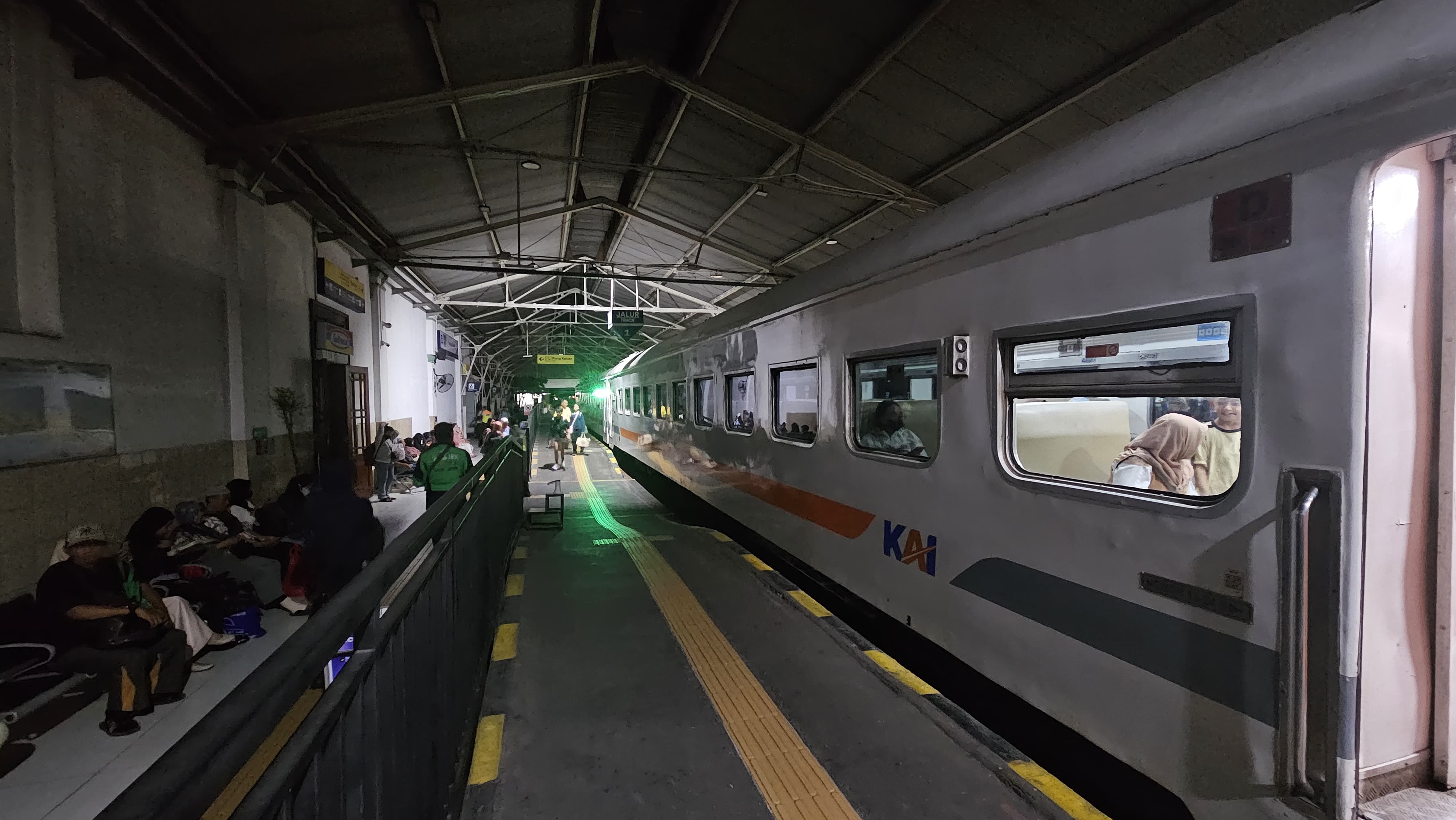 Stasiun Surabaya Gubeng Gelap