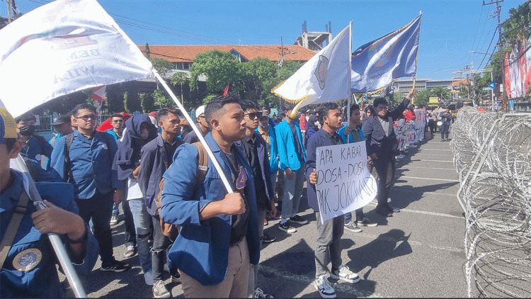 pdip-jatim-240812-bem-si-demo-dprd-jatim-2 BEM SI Jatim
