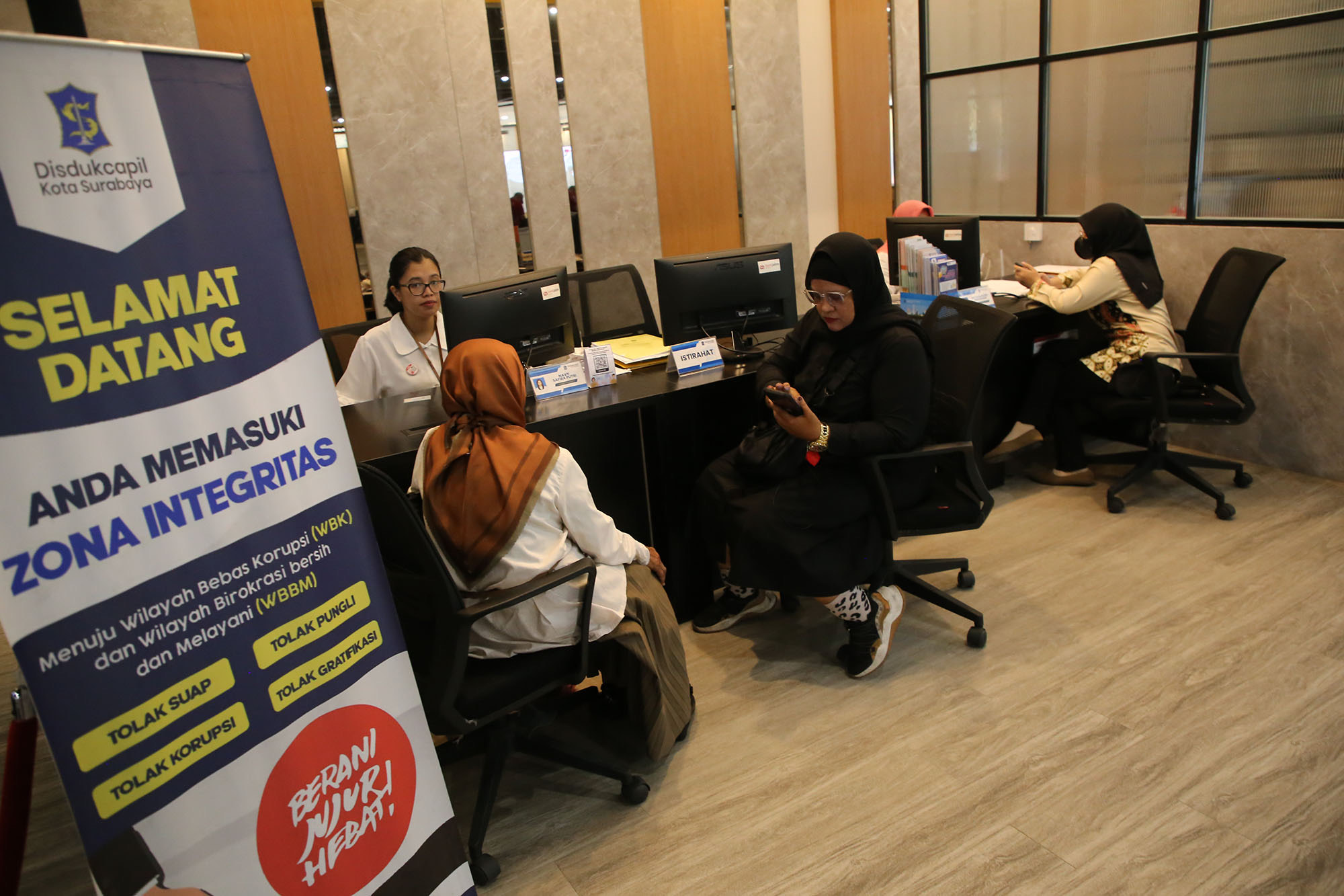 Ilustrasi dok. Layanan administrasi kependudukan siola (6) Layanan Adminduk Surabaya