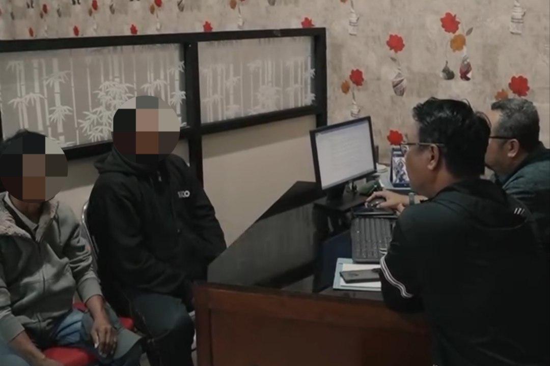 Petugas DLH Surabaya