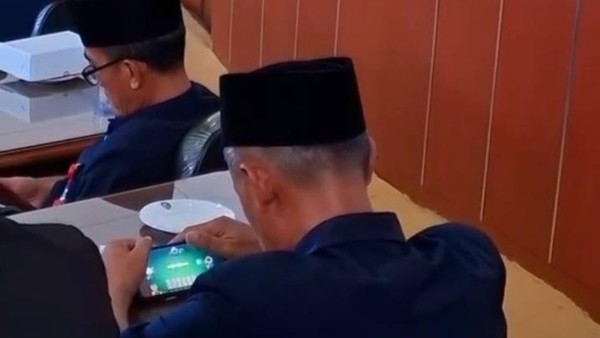 pejabat-main-game-di-sidang-paripurna-dprd-madiun-1784337417491_169 Camat Madiun Main Game