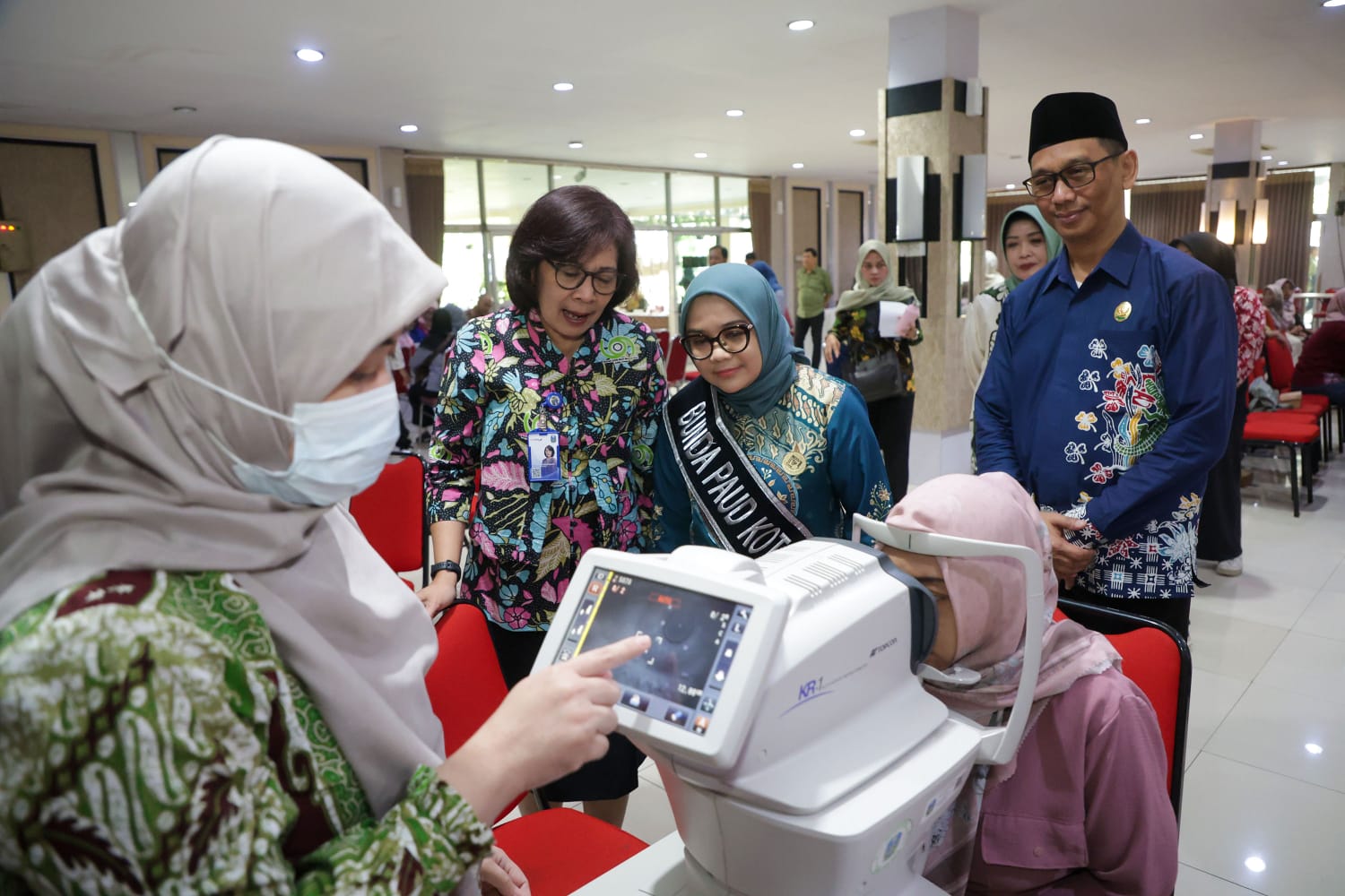 Kacamata Gratis untuk Guru PAUD di Surabaya