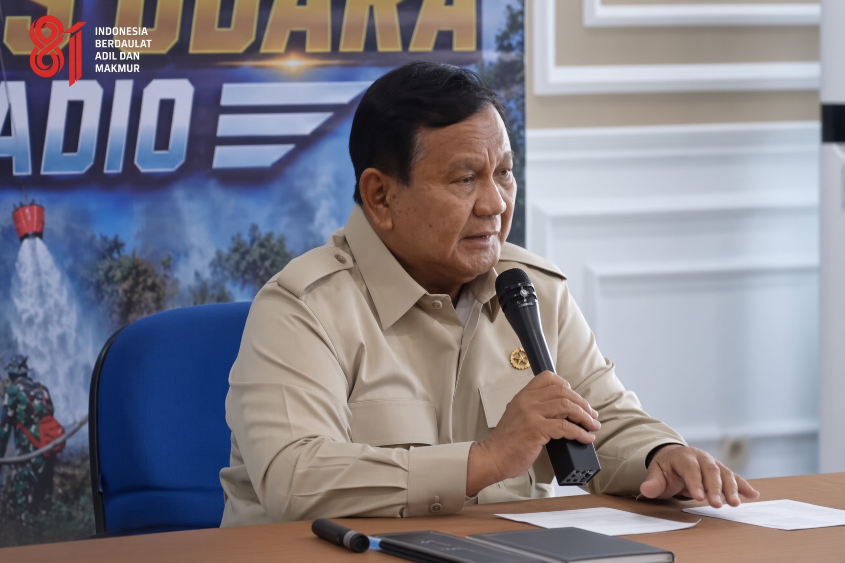 Presiden Prabowo Subianto memberikan keterangan pers ketika tiba di Kalimantan, Sabtu (22/8/2026). (BPMI)