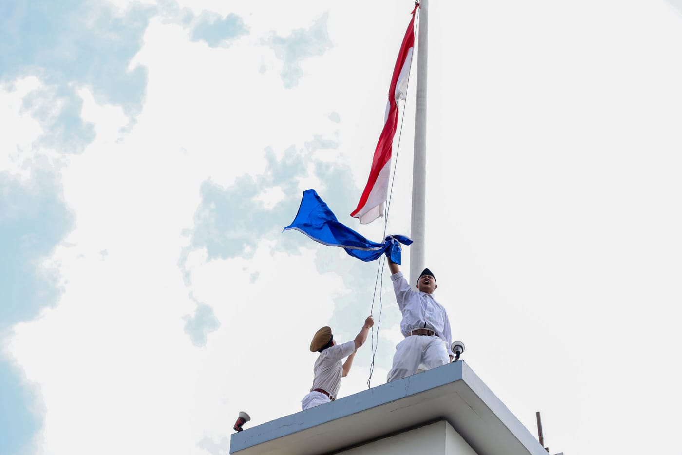Kolosal Merah Putih Bertanya