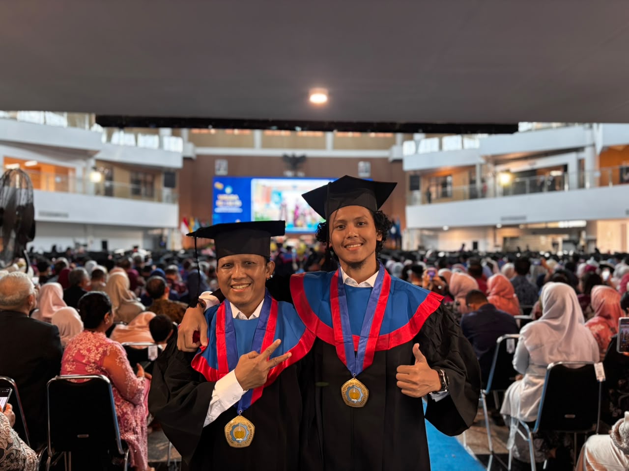 IMG-20261004-WA0006 Ayah dan Anak Wisuda Bareng
