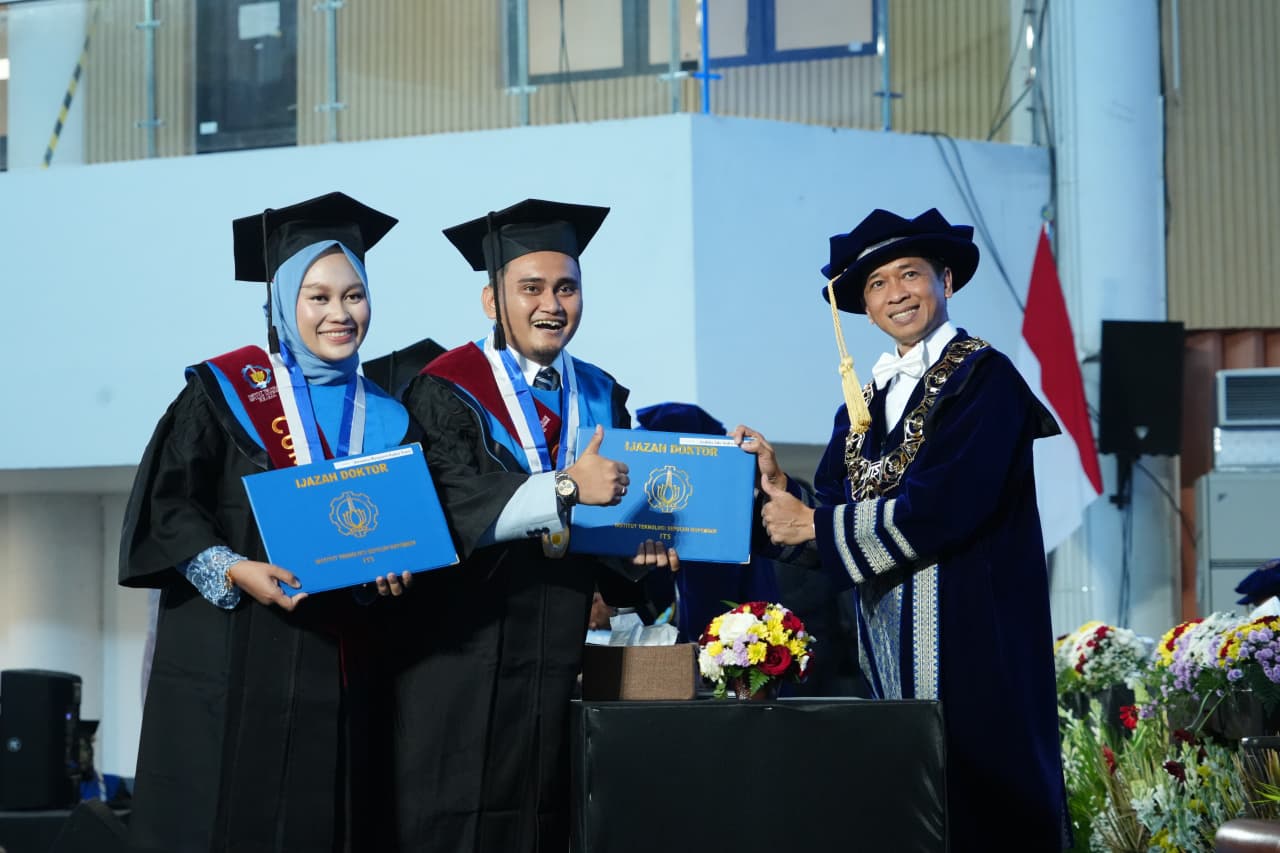Pasutri Wisuda Doktor Bersama