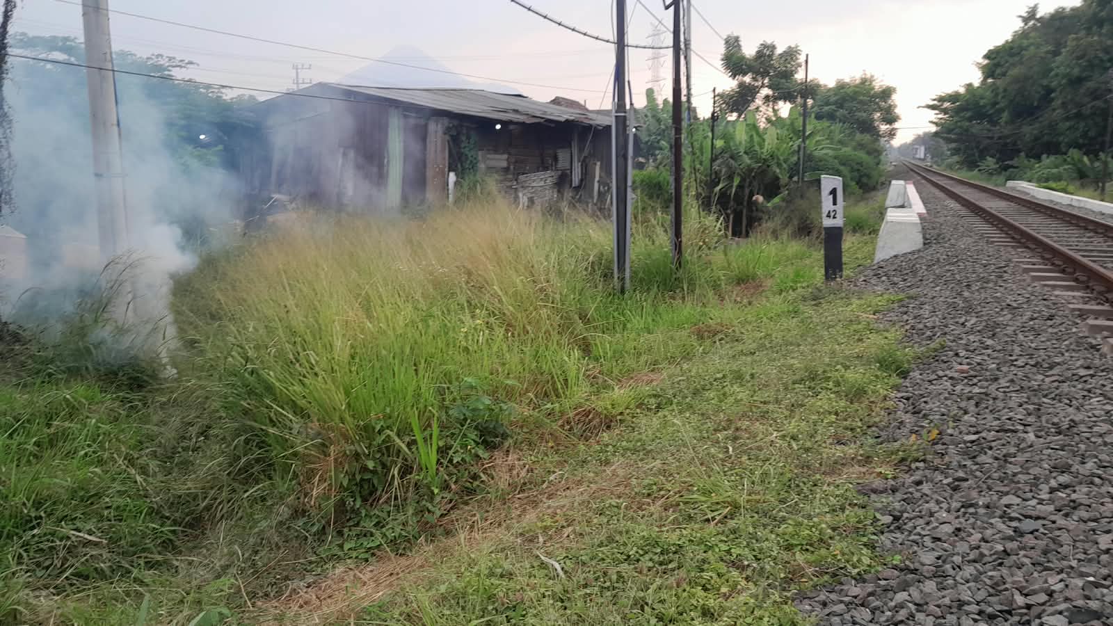 Kebakaran di dekat jalur KA