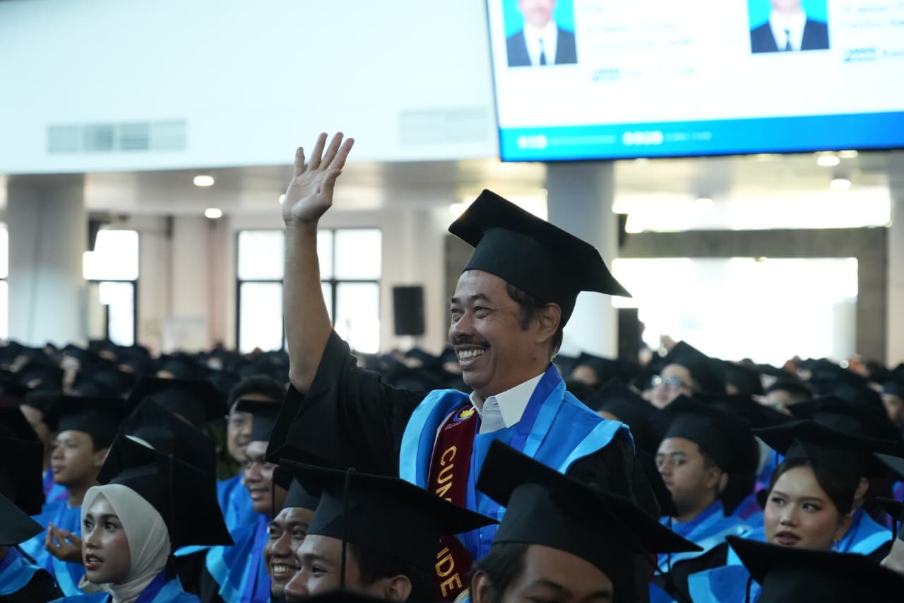 IMG-20261026-WA0006 Wisudawan Tertua ITS